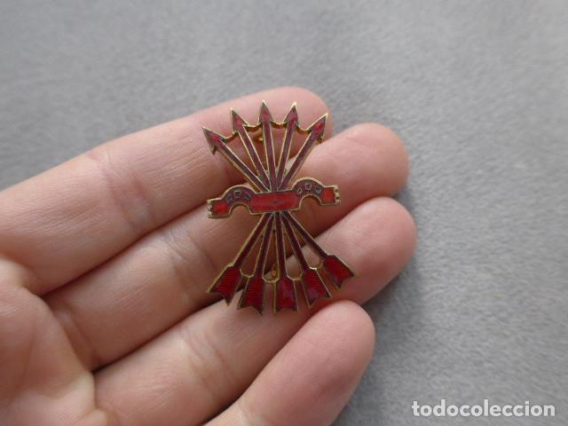 Militaria: Antigua insignia o emblema de falange, original. Yugo y flechas en rojo. Guerra civil. Division azul