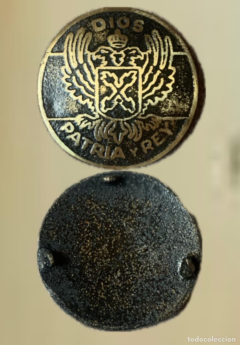 Militaria: Escarapela en bronce para boina