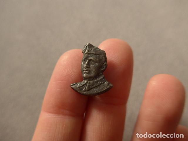 Militaria: Antigua insignia de Franco, original, guerra civil