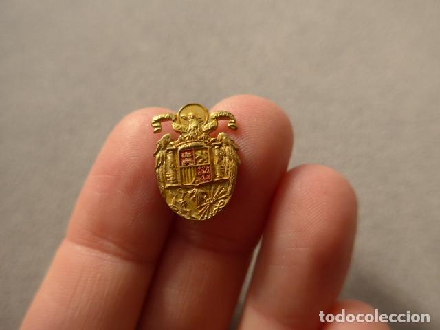 Militaria: Antigua insignia con escudo franquista modelo de 1938, original, Guerra civil. Franco.
