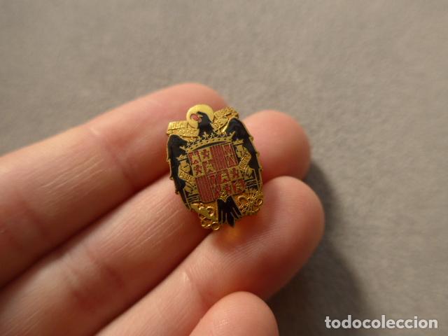 Militaria: Antigua insignia con escudo franquista marcada de Burgos, original, Guerra civil. Franco.