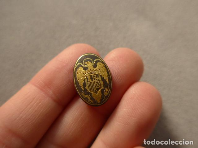 Militaria: Antigua insignia con escudo franquista modelo de 1938, damasquinado, original, Guerra civil. Franco