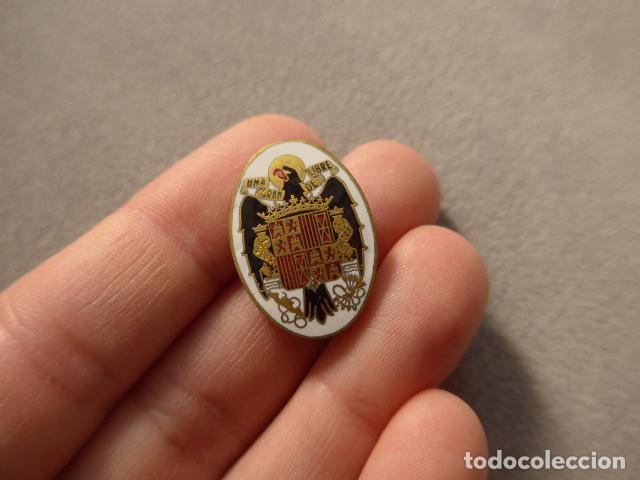 Militaria: Antigua insignia con escudo franquista, original, Guerra civil. Franco.