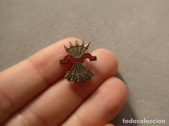 Militaria: Antigua insignia de Falange con yugo esmaltado en rojo. Guerra civil. Original.