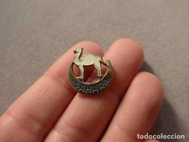 Militaria: Antigua insignia del Sahara, camello, a&ntilde;os 70. Africa occidental espa&ntilde;ola.