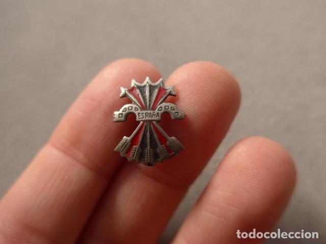Militaria: Antigua insignia de falange con escrito ESPA&Ntilde;A, yugo y flechas en rojo y negro. Guerra civil