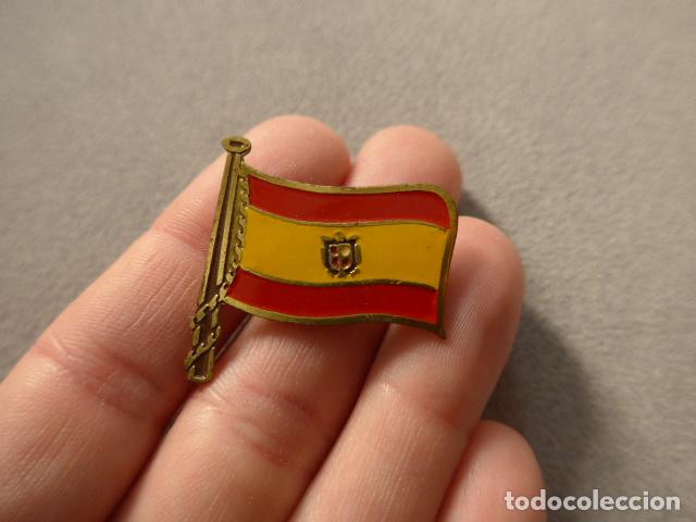 Militaria: Antigua insignia con la bandera espa&ntilde;ola franquista, original. Franco.