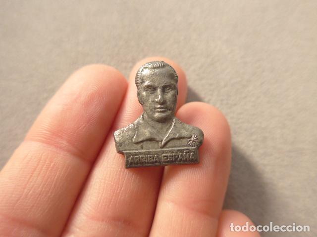 Militaria: Antigua insigna de Jose Antonio Primo de Rivera, original de guerra civil. Falange, Arriba Espa&ntilde;a.