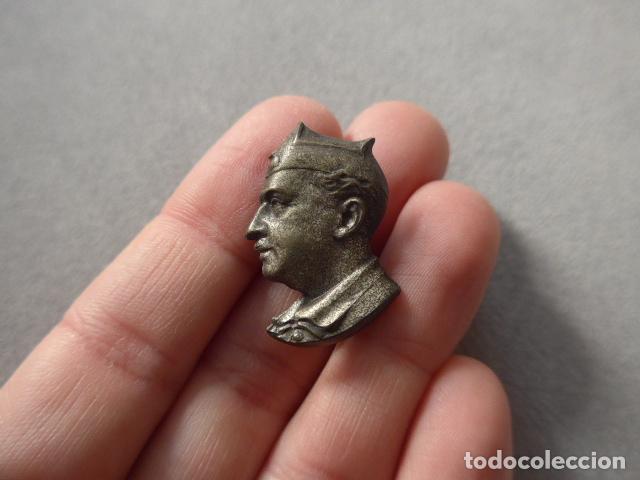 Militaria: Antigua insignia de Francisco Franco marcada de Milano, Italia, guerra civil. CTV