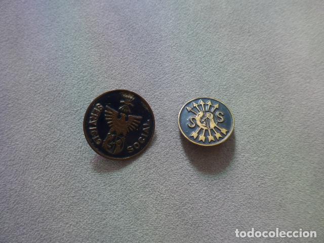 Militaria: Lote 2 antiguas insignias del Servicio Social de Falange, auxilio social, original.