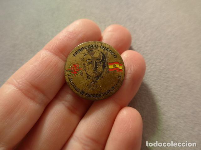 Militaria: Antigua insignia de Francisco Franco por la gracia de Dios, original.