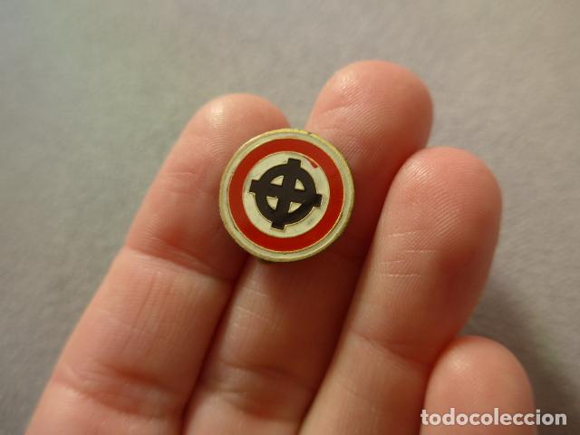 Militaria: Antigua insignia de la cruz celtica, original de a&ntilde;os 70, transicion politica. Skinhead, nazi, skin