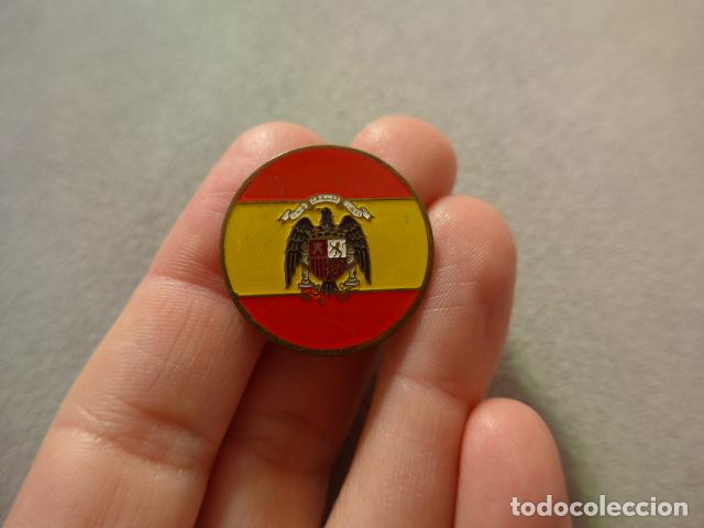 Militaria: Antigua insignia con bandera espa&ntilde;ola franquista, original, epoca de Franco.