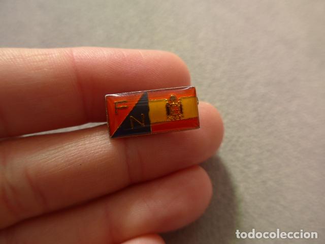 Militaria: Antigua insignia original de Fuerza Nueva con bandera espa&ntilde;ola franquista, transicion politica