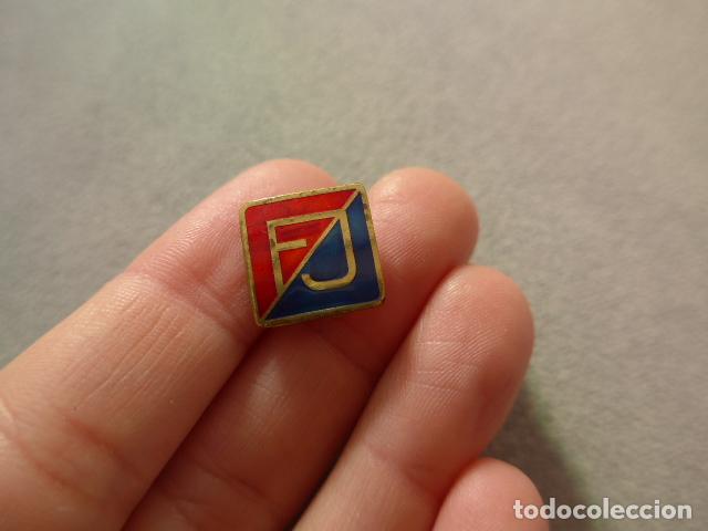 Militaria: Antigua insignia original de Fuerza Joven, Fuerza Nueva, transicion politica