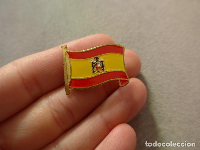 Militaria: Antigua insignia con bandera espa&ntilde;ola franquista, original, epoca de Franco.
