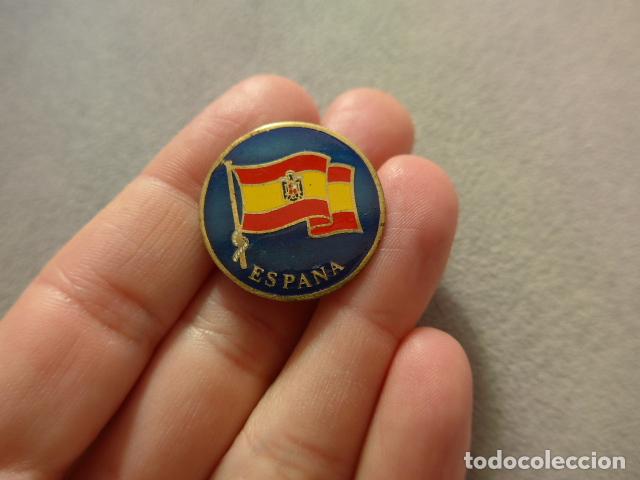 Militaria: Antigua insignia con la bandera espa&ntilde;ola franquista, original. Franco. Transicion politica.