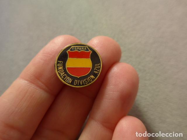 Militaria: Antigua insignia original de la Fundacion Division Azul