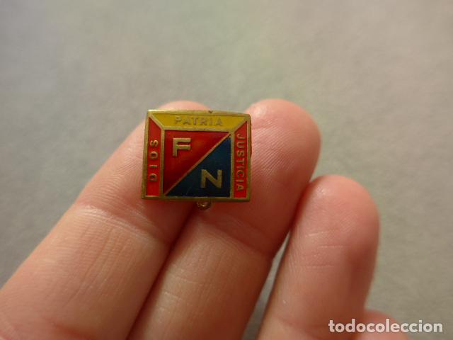 Militaria: Antigua insignia original de Fuerza Nueva, Dios patria Justicia, transicion politica