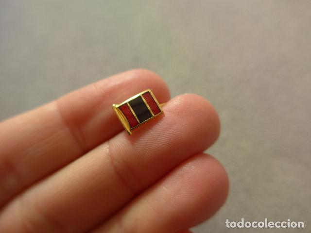 Militaria: Antigua insignia de la Falange original de la epoca de la Transicion politica