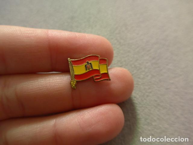 Militaria: Antigua insignia con bandera espa&ntilde;ola franquista, original, epoca de Franco.