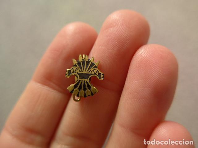 Militaria: Antigua insignia de falange, original, yugo y flechas.