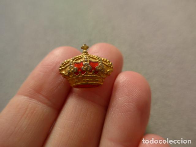 Militaria: Antigua insignia con corona monarquica
