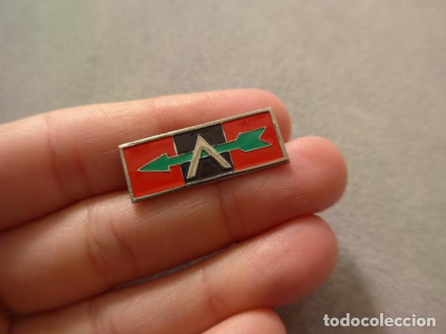 Militaria: Antigua insignia de Falange de la epoca de la Transicion politica, original.