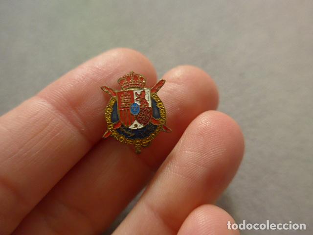 Militaria: Antigua insignia de la Casa Real espa&ntilde;ola, original.