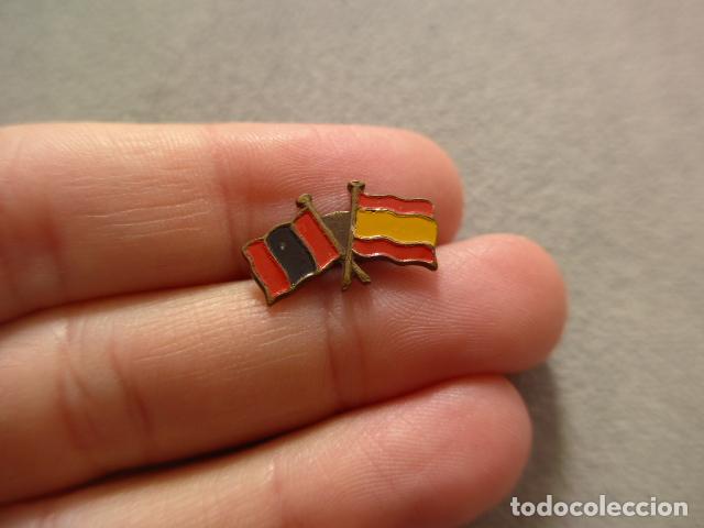 Militaria: Antigua insignia con bandera espa&ntilde;ola y de Falange, original, epoca de Franco.