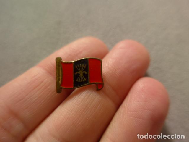 Militaria: Antigua insignia de falange, original, yugo y flechas. Guerra civil o posguerra.