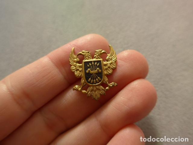 Militaria: Antigua insignia de falange, original, yugo y flechas. Guerra civil