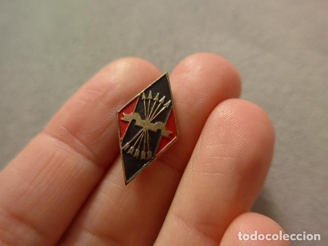 Militaria: Antigua insignia de falange, original, yugo y flechas en forma de rombo. Guerra civil