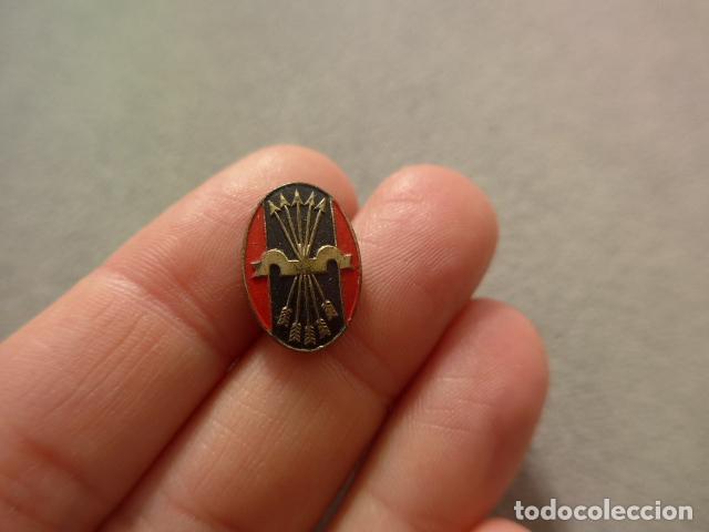 Militaria: Antigua insignia de falange, original, yugo y flechas. Guerra civil