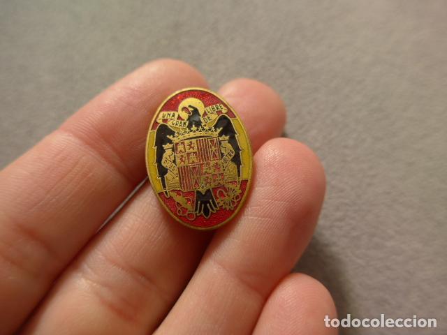Militaria: Antigua insignia esmaltada con escudo franquista, original, guerra civil. Franco.