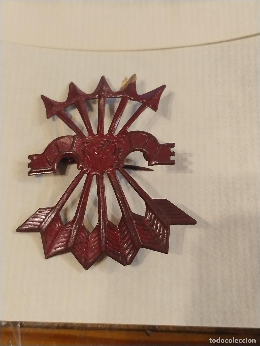 Militaria: Antiguo emblema insignia Falange, yugo y flechas rojo para pecho. Guerra civil y Division Azul 6 x 5