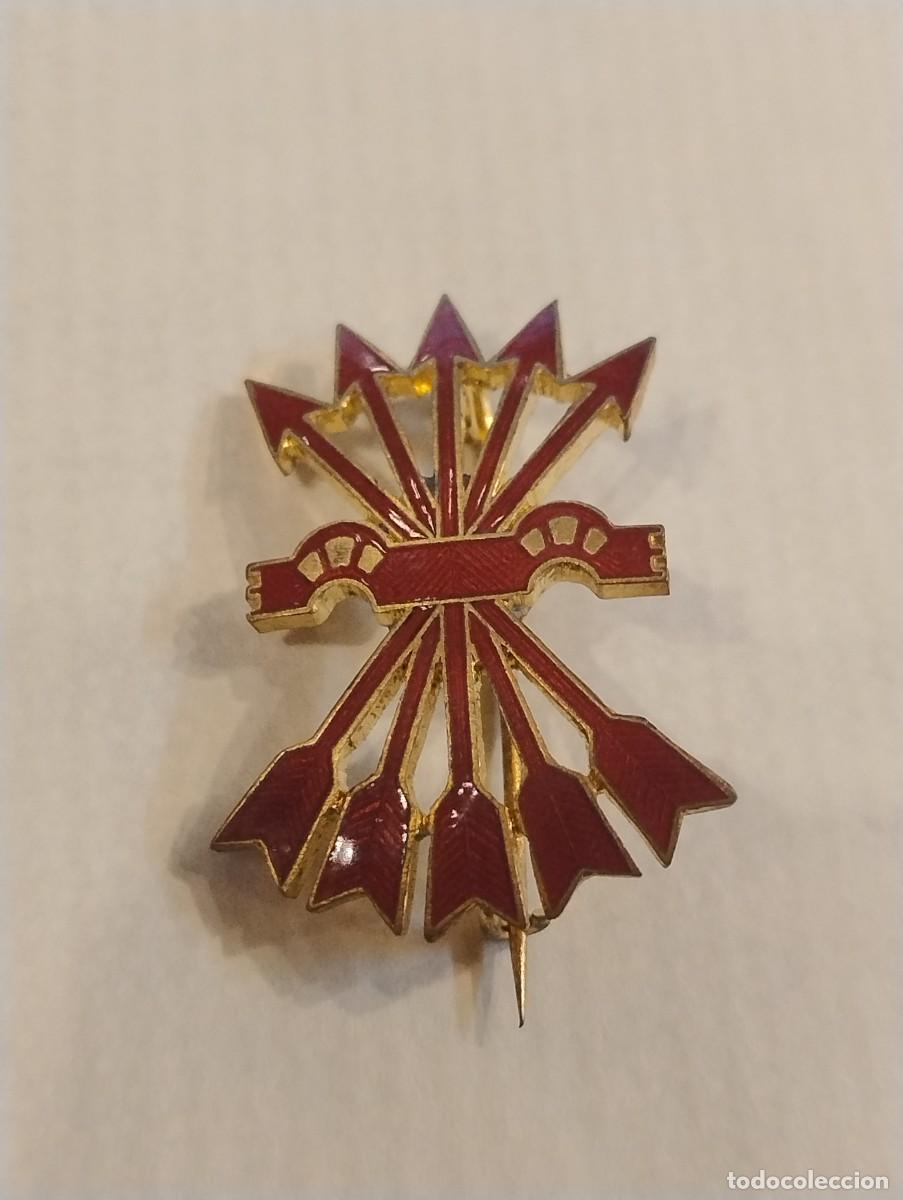 Militaria: Antiguo emblema insignia Falange, yugo y flechas rojo esmaltada. 3 x 2 cm