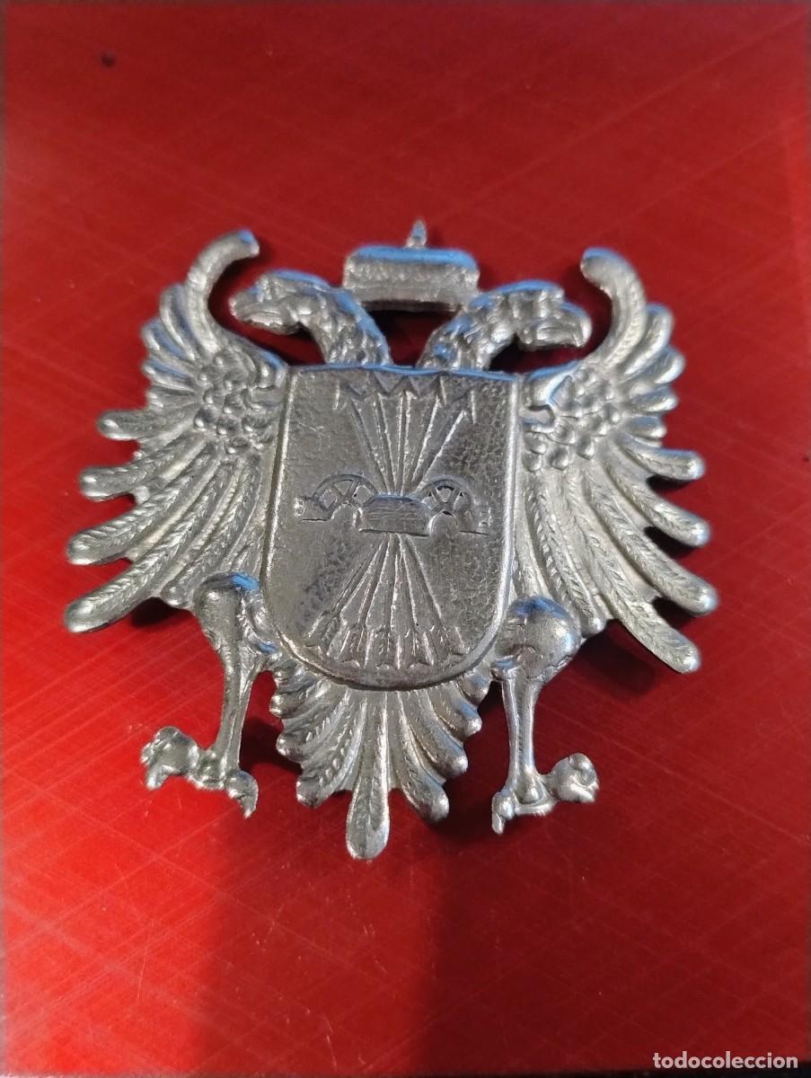 Militaria: Insignia &aacute;guila bic&eacute;fala con escudo de Falange unos 5 x 5 cm