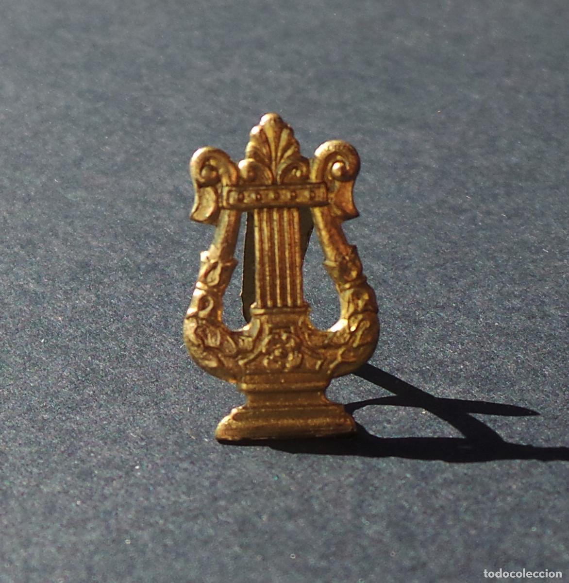 Militaria: INSIGNIA DISTINTIVO M&Uacute;SICO MILITAR.- 1,9 CM DE ALTO.