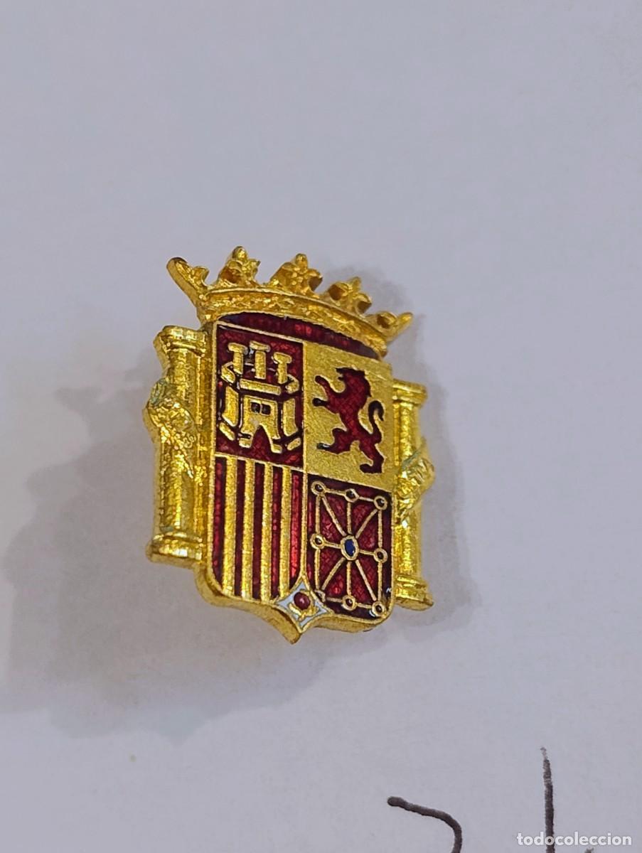 Militaria: Insignia solapa con imperdible. Escudo Espa&ntilde;a. 1,50 x 1,50 cm