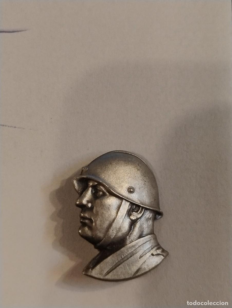 Militaria: Insignia solapa con imperdible. Benito Mussolini. 2,20 x 1,50 cm