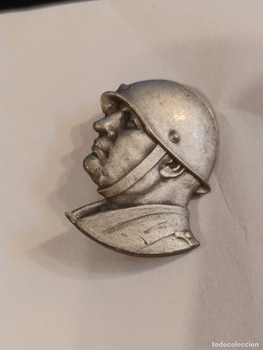 Militaria: Insignia solapa con imperdible. Benito Mussolini. 2,50 x 2 cm