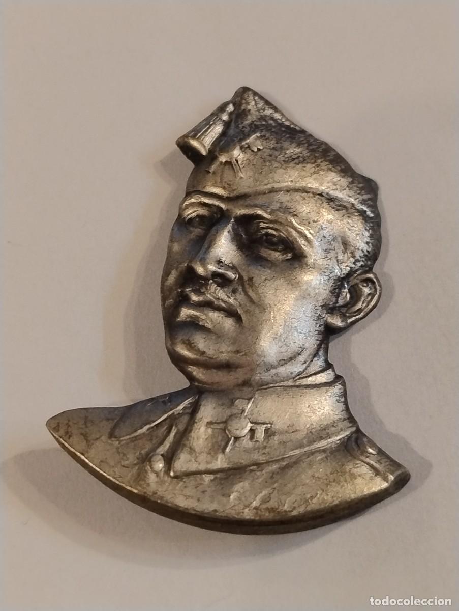 Militaria: Curiosa insignia con la cara de Franco, Casi 5 cm imperdible.