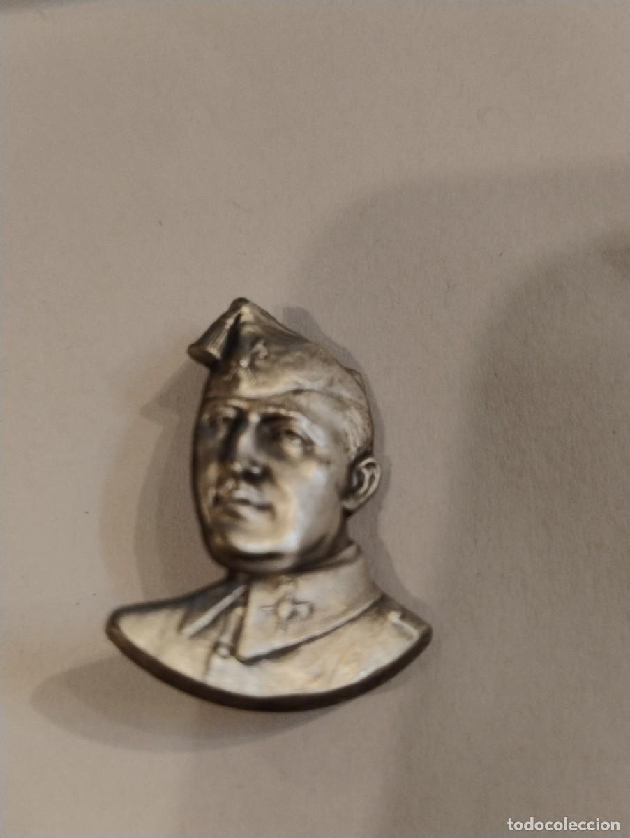 Militaria: Curiosa insignia con la cara de Franco, Casi 3 cm imperdible.