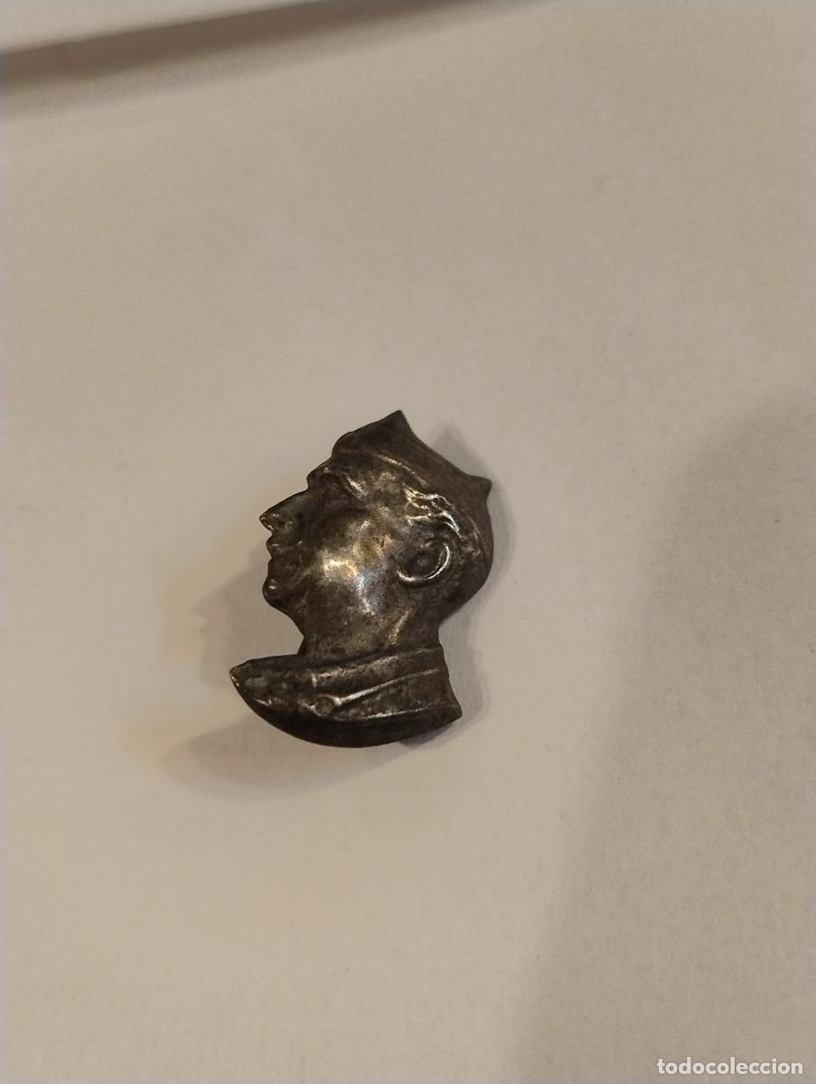 Militaria: Curiosa insignia con la cara de Franco, Unos 2,50 cm imperdible.