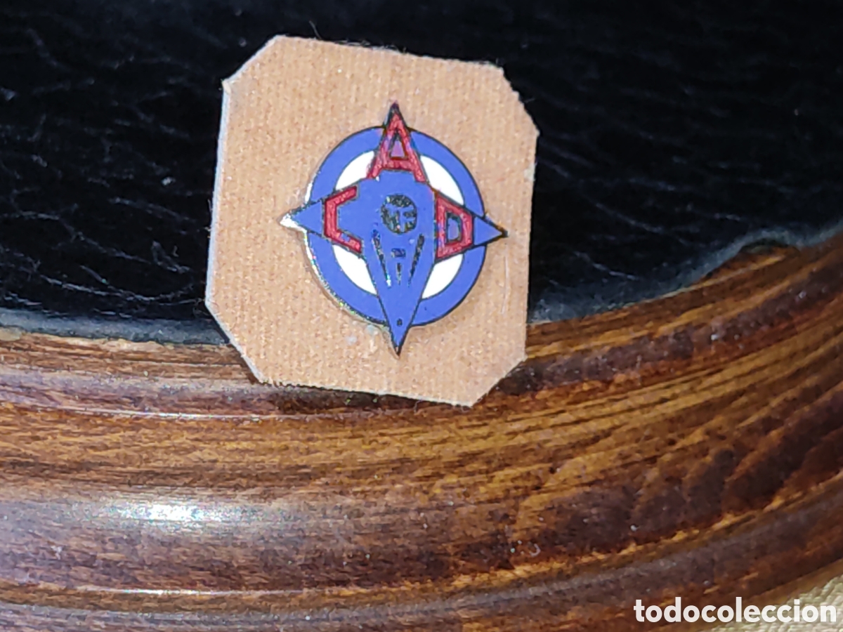 Militaria: Insignia & pin esmaltado C.A.D,puntos cardinales.
