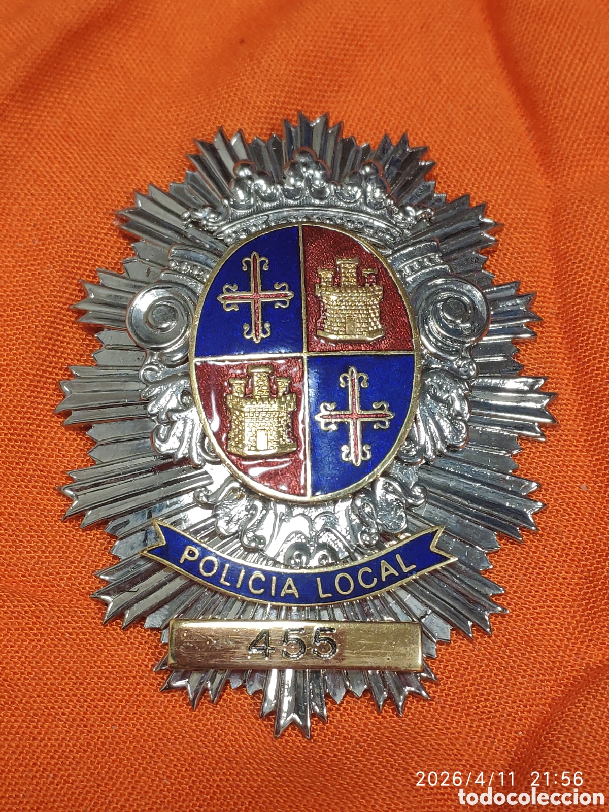 Militaria: Antigua insignia numerada placa de polic&iacute;a local plasencia