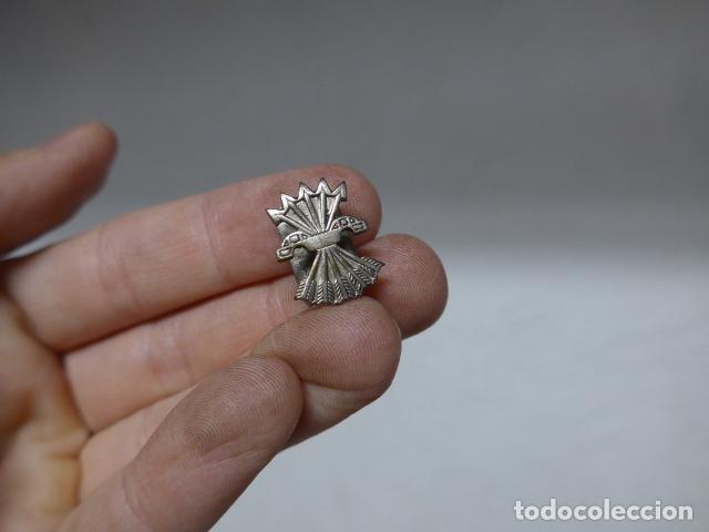 Militaria: Antigua insignia de falange, original, yugo y flechas. Numerada.