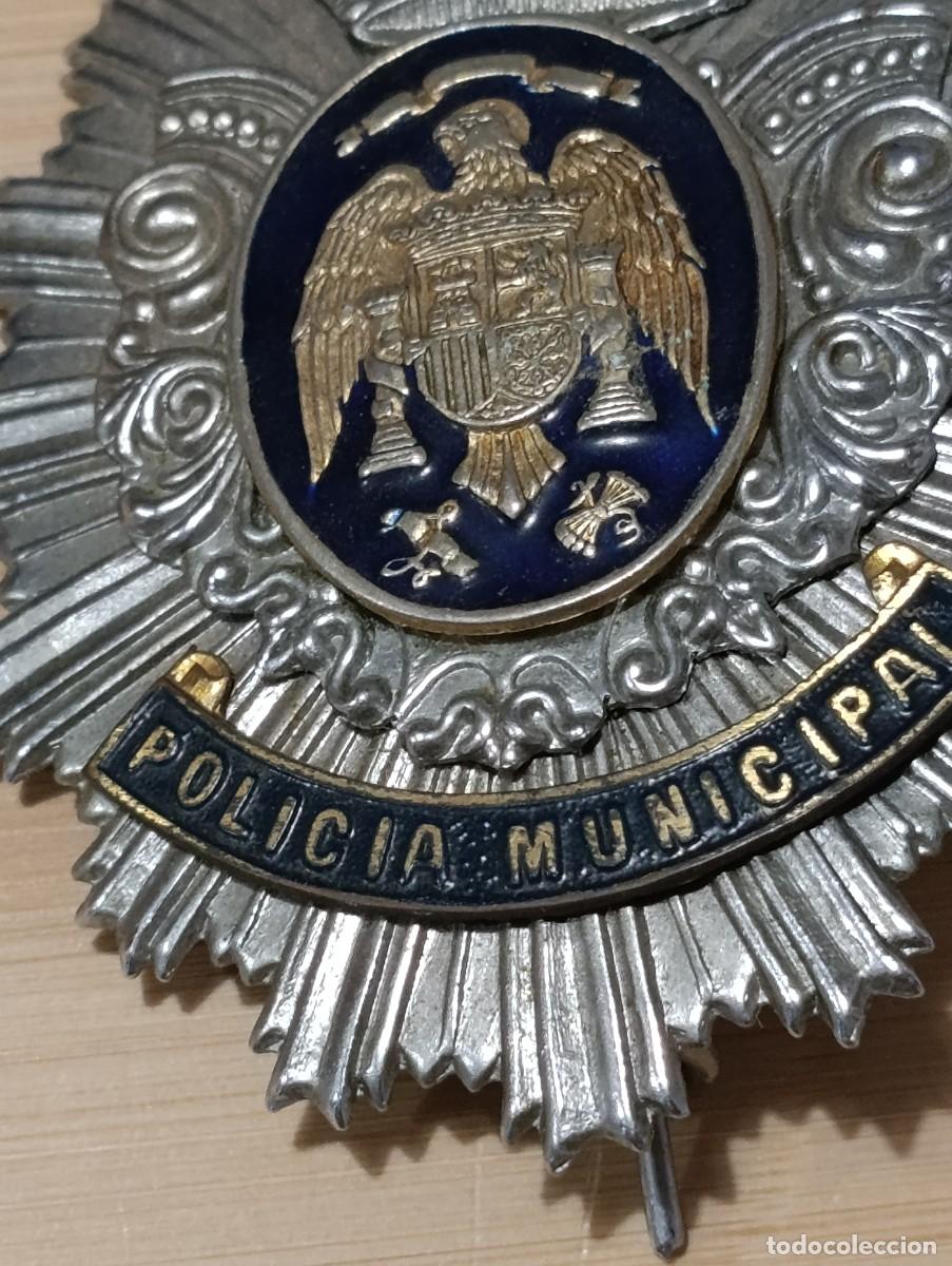 Militaria: Placa de pecho Polic&iacute;a Municipal &ndash; modelo r&aacute;fagas &ndash; Transici&oacute;n 1977-1981 &ndash; usada