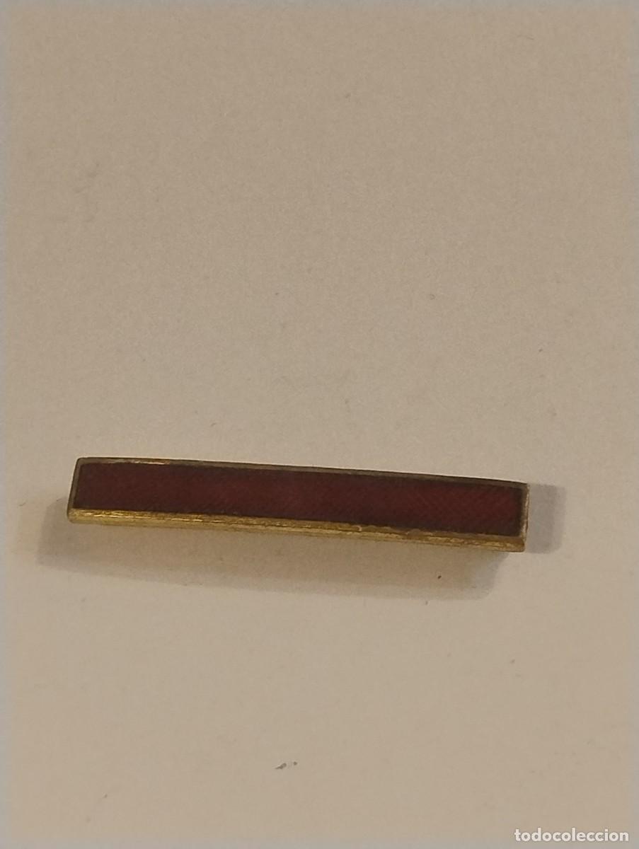 Militaria: BARRA DE ESMALTE ROJO PARA EMBLEMA O DISTINTIVO DE PERMANENCIA - BARRA PASADOR